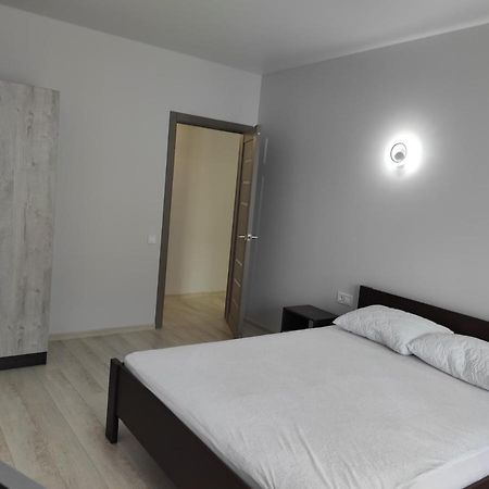 2 Комнатная С Новым Ремонтом, Кондиционером, В Самом Центре Rivne Exterior photo